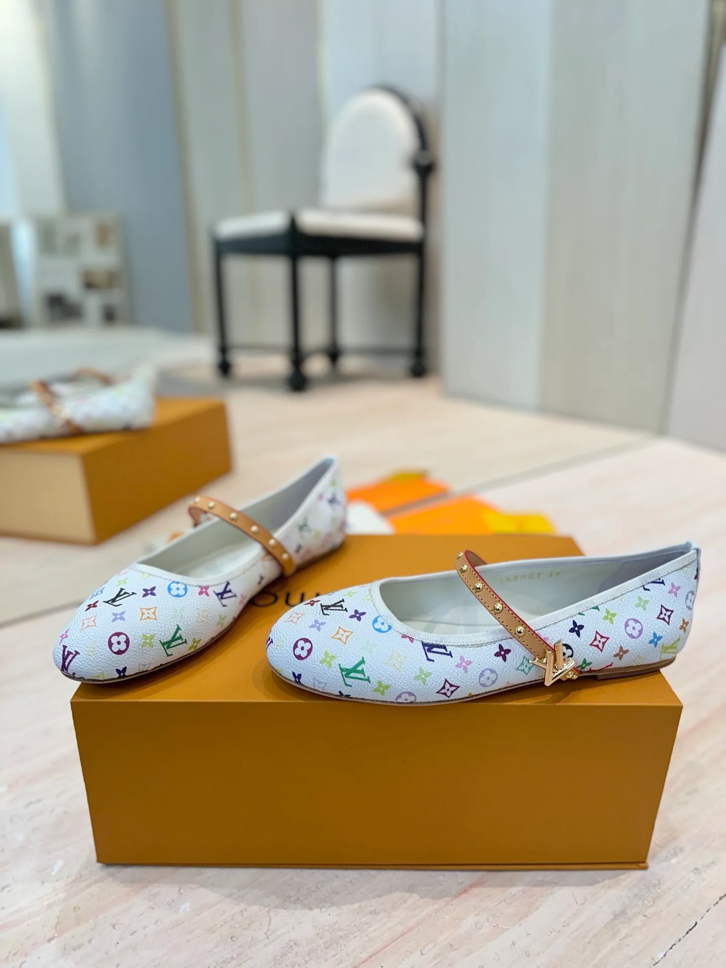 👟👟Ex-factory price 620👟👟 (top version) louis vuitton LV Louis Vuitton 25/Spring and Summer The latest Mary Jane shoes are simple and exquisite, full of high-end, showing elegance~ They look great on the feet and are full of summer shoes💯Awesome ✅Upper: 3D printed cowhide ✅Inner lining: Sheepskin lining, ✅Outsole: Genuine leather outsole imported from Italy ✅Size: 35-41 (40 to 41 customized, non-returnable) ✅Packaging: full set of packaging